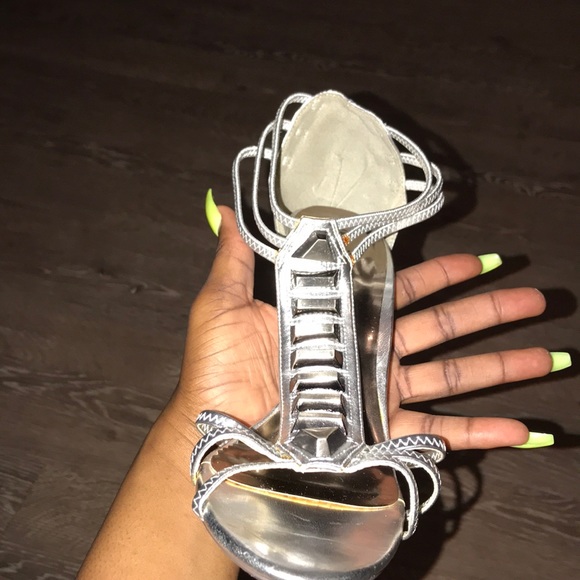 I’m selling silver high heels - Picture 3 of 4